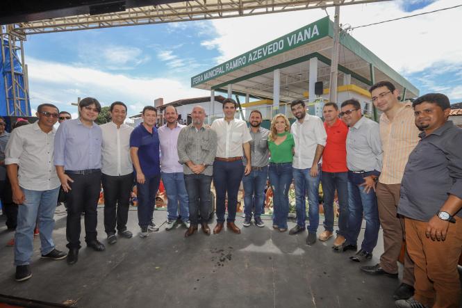 A população do município de Viseu, no nordeste do Pará, já dispõe de todos os benefícios de uma feira nova. Neste sábado (09), o governador do Pará, Helder Barbalho, esteve na sede municipal participando da inauguração da obra de ampliação da Feira Municipal Ramiro Azevedo Viana, executada com recursos liberados pelo Ministério da Integração Nacional, quando Helder Barbalho era o titular da pasta.


FOTO: MARCO SANTOS / AGÊNCIA PARÁ
DATA: 09.03.2019
VISEU - PARÁ <div class='credito_fotos'>Foto: Marco Santos / Ag. Pará   |   <a href='/midias/2019/originais/49aa28e5-a7ee-4310-9f31-6d7f319d3347.jpg' download><i class='fa-solid fa-download'></i> Download</a></div>