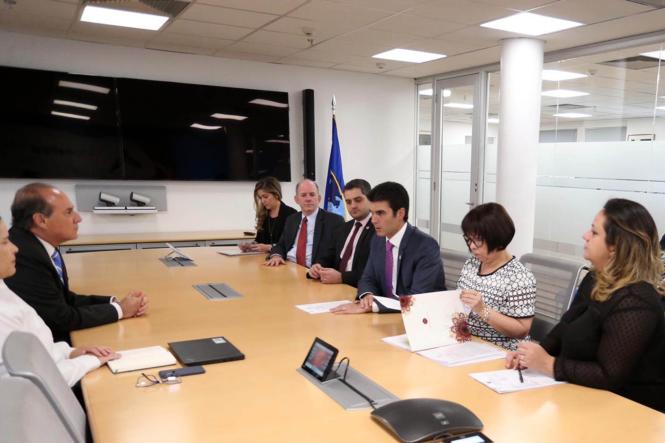 Já pela tarde, o governador Helder Barbalho teve agendas prioritárias na área da Educação, junto com a secretária Leila Freire. Reuniu-se com o presidente do Fundo Nacional de Desenvolvimento da Educação (FNDE), Fábio de Barros Filho, na sede do Ministério da Educação (foto); e também com a representante do Banco Interamericano de Desenvolvimento (BID), Ximena Dueñas Herrera, para tratar do convênio firmado com a Seduc.

FOTO: ED FERREIRA 
DATA: 04.02.2019
BRASÍLIA - DF <div class='credito_fotos'>Foto: Divulgação   |   <a href='/midias/2019/originais/4a842cb3-5287-40a8-96d2-7f8ecf40133b.jpg' download><i class='fa-solid fa-download'></i> Download</a></div>