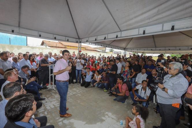 O governador do Estado, Helder Barbalho, entregou neste sábado (2), a nova delegacia do município de Jacundá e um posto de identificação no município do sudeste do Pará. O espaço passou por uma reforma completa, que foi realizada com recursos do Fundo de Investimento em Segurança Pública (FISP), com custo total de R$ 987.633,15.

FOTO: MARCO SANTOS/AG. PARÁ
DATA: 31.01.2019
JACUNDÁ - PARÁ <div class='credito_fotos'>Foto: Marco Santos / Ag. Pará   |   <a href='/midias/2019/originais/4aae2f4a-b62b-43e8-a8a6-e585e42e4bf6.jpg' download><i class='fa-solid fa-download'></i> Download</a></div>