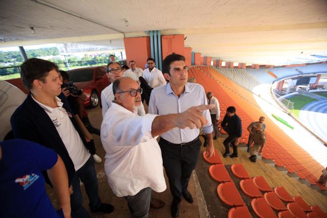 O governador do Pará, Helder Barbalho, informou que ficará pronto em 10 dias, o laudo sobre o desabamento de parte da cobertura do Estádio Olímpico do Pará, o Mangueirão. A informação foi passada em coletiva com a imprensa na tarde desta quarta-feira (9), após visita ao local. “Faremos de tudo para que, o mais rápido possível, o Mangueirão esteja plenamente em condições de funcionamento”, garantiu. 

FOTO: THIAGO GOMES/AG. PARÁ
DATA: 09.01.2019
BELÉM - PARÁ
 <div class='credito_fotos'>Foto: Thiago Gomes /Ag. Pará   |   <a href='/midias/2019/originais/4c9b3df5-5a20-4545-b043-0e82cc4a125a.jpg' download><i class='fa-solid fa-download'></i> Download</a></div>