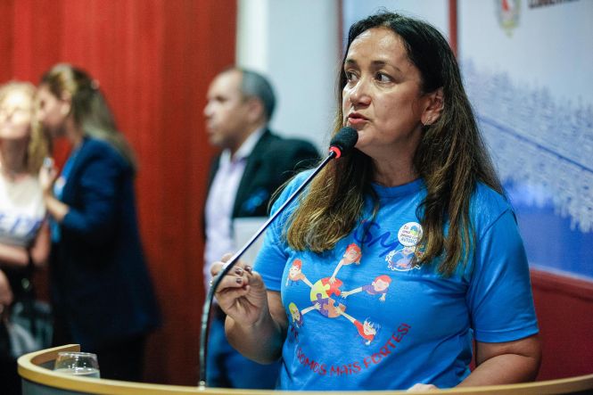 "Nós, autistas, precisamos urgentemente de uma clínica-escola em Belém". A constatação, feita pelo adolescente Richard Pires, 12 anos, que tem Transtorno do Espectro Autista (TEA), ecoou no auditório lotado da Assembleia Legislativa do Pará (Alepa), na manhã desta quinta-feira (25). Diante de parlamentares e representantes de entidades sociais, o adolescente leu uma carta relatando sua luta por direitos e a importância da Implantação de uma clínica-escola para pessoas com autismo no Pará.

FOTO; MAYCON NUNES / AGÊNCIA PARÁ
DATA: 25.04.2019
BELÉM - PARÁ <div class='credito_fotos'>Foto: Maycon Nunes / Ag. Pará   |   <a href='/midias/2019/originais/4dca2b86-6a9f-4d67-841e-c45ce03a3998.jpg' download><i class='fa-solid fa-download'></i> Download</a></div>