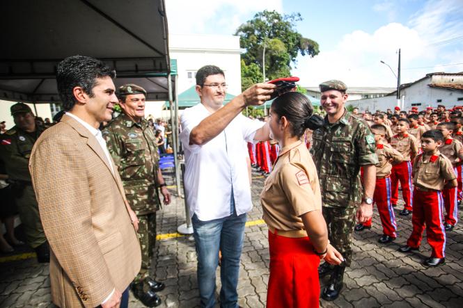 O Governo do Pará vai apoiar ações voltadas à expansão do Colégio Militar de Belém (CMBel), garantiu o governador Helder Barbalho na manhã deste sábado (09), durante a cerimônia de entrega da boina garança, símbolo que confirma a integração do estudante ao sistema militar de ensino. A maior parte dos alunos, 87 de um total de 126, ingressa no 6º ano do ensino fundamental.

FOTO: MAYCON NUNES / AGÊNCIA PARÁ
DATA: 09.03.2019
BELÉM - PARÁ <div class='credito_fotos'>Foto: Maycon Nunes / Ag. Pará   |   <a href='/midias/2019/originais/4eb0133b-ef28-4ea3-ac40-a3c1a8b2d22d.jpg' download><i class='fa-solid fa-download'></i> Download</a></div>