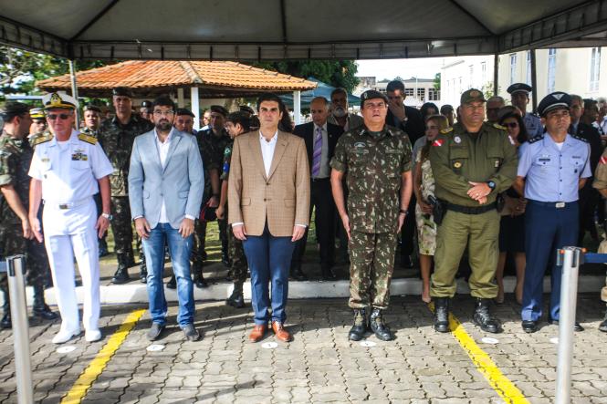 O Governo do Pará vai apoiar ações voltadas à expansão do Colégio Militar de Belém (CMBel), garantiu o governador Helder Barbalho na manhã deste sábado (09), durante a cerimônia de entrega da boina garança, símbolo que confirma a integração do estudante ao sistema militar de ensino. A maior parte dos alunos, 87 de um total de 126, ingressa no 6º ano do ensino fundamental.

FOTO: MAYCON NUNES / AGÊNCIA PARÁ
DATA: 09.03.2019
BELÉM - PARÁ <div class='credito_fotos'>Foto: Maycon Nunes / Ag. Pará   |   <a href='/midias/2019/originais/4f877d57-7d3d-4aae-b042-ef8c4908bb74.jpg' download><i class='fa-solid fa-download'></i> Download</a></div>