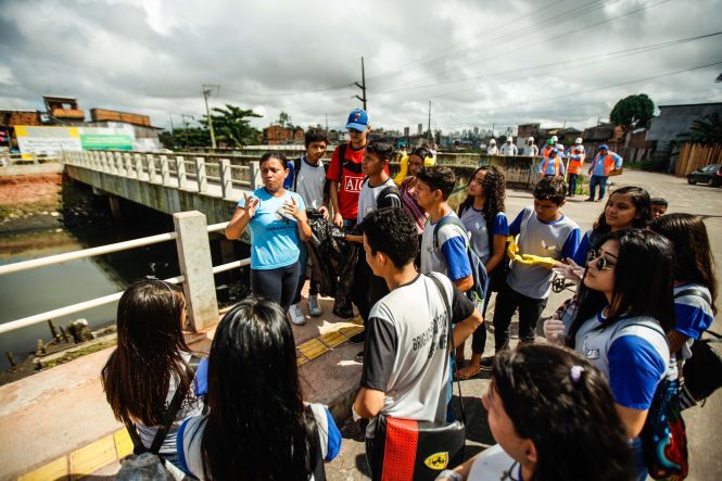 Um mutirão de limpeza e paisagismo foi realizado, nesta sexta-feira (26), no entorno do primeiro trecho do Projeto de Saneamento Integrado da Bacia do Tucunduba. No local será construída, em breve, uma Estação de Elevação da obra, onde foi feita a limpeza e arborização da área. 

FOTO: MAYCON NUNES / AGÊNCIA PARÁ
DATA: 26.04.2019
BELÉM - PARÁ <div class='credito_fotos'>Foto: Maycon Nunes / Ag. Pará   |   <a href='/midias/2019/originais/500d694c-a263-4527-8d48-b59b25be0ee9.jpg' download><i class='fa-solid fa-download'></i> Download</a></div>