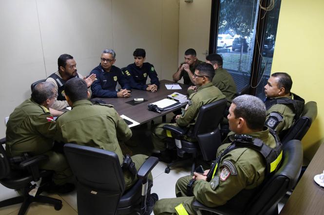 Representantes do Departamento de Trânsito do Estado (Detran/PA), Polícia Rodoviária Federal (PRF), Departamento Geral de Operações da Polícia Militar (PM) e Batalhão de Políciamento Rodoviário (BPR) se reuniram na sede do Comando Geral da PM, nesta terça-feira (29), para traçar estratégias de fiscalização e policiamento no trecho entre os quilômetros 0 e 18 da BR-316.

FOTO: ASCOM DETRAN
DATA: 29.01.2019
BELÉM - PARÁ <div class='credito_fotos'>Foto: ASCOM DETRAN   |   <a href='/midias/2019/originais/502b2179-b99d-4ad1-9bc3-c03ae0a5b8b3.jpg' download><i class='fa-solid fa-download'></i> Download</a></div>