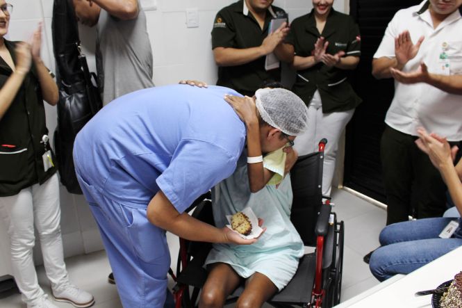 O Hospital Materno-Infantil de Barcarena Dra. Anna Turan promoveu, nesta quinta-feira (25), a comemoração do aniversário de uma paciente da Unidade de Terapia Intensiva (UTI). Sanne Kadja está internada há quase dois meses e completou 22 anos na unidade. Na celebração, ela descreveu seu maior desejo: “ter saúde para cuidar das minhas filhas”, pediu.

FOTO: ASCOM / HMIB
DATA: 26.04.2019
BARCARENA - PARÁ <div class='credito_fotos'>Foto: ASCOM / HMIB   |   <a href='/midias/2019/originais/50c50519-fac5-499e-960e-738476d31b7c.jpg' download><i class='fa-solid fa-download'></i> Download</a></div>