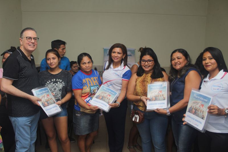 Foi inaugurado na manhã de ontem, 22, o polo de inclusão ParáPaz no bairro da Cabanagem. O espaço é integrado à Escola Estadual "Prof. José Valente Ribeiro" e pretende atender boa parte da comunidade através de projetos sociais como o "Geração Digital" e "Espaços Abertos", que fazem parte do Territórios pela Paz (TerPaz), que também iniciou a segunda etapa do programa no bairro. <div class='credito_fotos'>Foto: Ascom/PARÁPAZ   |   <a href='/midias/2019/originais/5205_img_1634.jpg' download><i class='fa-solid fa-download'></i> Download</a></div>