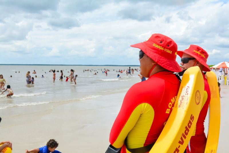 Cerca de 150 militares do Corpo de Bombeiros, atuaram, no sábado (20) e domingo (21), nas praias de Marudá, Marapanim, Outeiro e Mosqueiro, que receberam um grande público. Na ilha de Moqueiro, o trabalho foi voltado para a prevenção em áreas de grande movimentação de veranistas, concentradas nas praias do Farol, Chapéu Virado, Murumbira, Maraú e Paraíso.

FOTO: ASCOM / CBMPA
DATA: 23.07.2019
BELÉM - PARÁ <div class='credito_fotos'>Foto: ASCOM / CBMPA   |   <a href='/midias/2019/originais/5206_dsc_5277.jpg' download><i class='fa-solid fa-download'></i> Download</a></div>