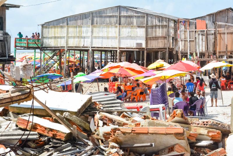 Cerca de 150 militares do Corpo de Bombeiros, atuaram, no sábado (20) e domingo (21), nas praias de Marudá, Marapanim, Outeiro e Mosqueiro, que receberam um grande público. Na ilha de Moqueiro, o trabalho foi voltado para a prevenção em áreas de grande movimentação de veranistas, concentradas nas praias do Farol, Chapéu Virado, Murumbira, Maraú e Paraíso.

FOTO: ASCOM / CBMPA
DATA: 23.07.2019
BELÉM - PARÁ <div class='credito_fotos'>Foto: ASCOM / CBMPA   |   <a href='/midias/2019/originais/5206_dsc_5327.jpg' download><i class='fa-solid fa-download'></i> Download</a></div>