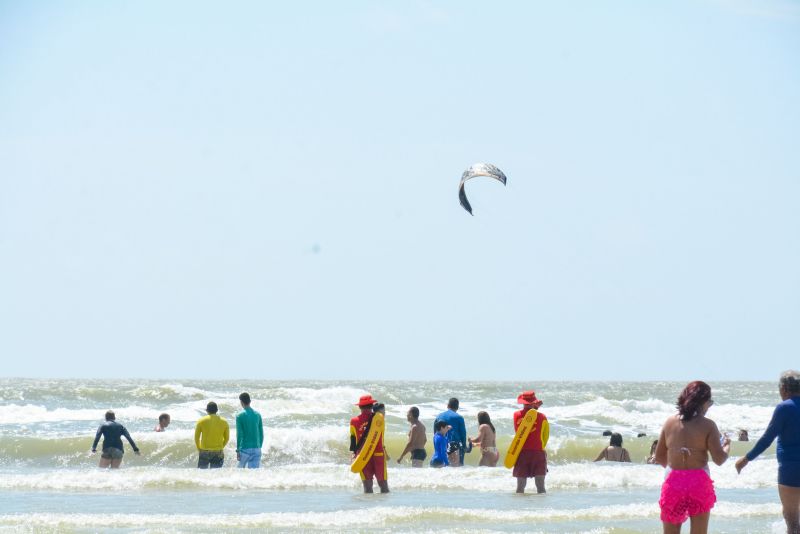 Cerca de 150 militares do Corpo de Bombeiros, atuaram, no sábado (20) e domingo (21), nas praias de Marudá, Marapanim, Outeiro e Mosqueiro, que receberam um grande público. Na ilha de Moqueiro, o trabalho foi voltado para a prevenção em áreas de grande movimentação de veranistas, concentradas nas praias do Farol, Chapéu Virado, Murumbira, Maraú e Paraíso.

FOTO: ASCOM / CBMPA
DATA: 23.07.2019
BELÉM - PARÁ <div class='credito_fotos'>Foto: ASCOM / CBMPA   |   <a href='/midias/2019/originais/5206_dsc_5330.jpg' download><i class='fa-solid fa-download'></i> Download</a></div>