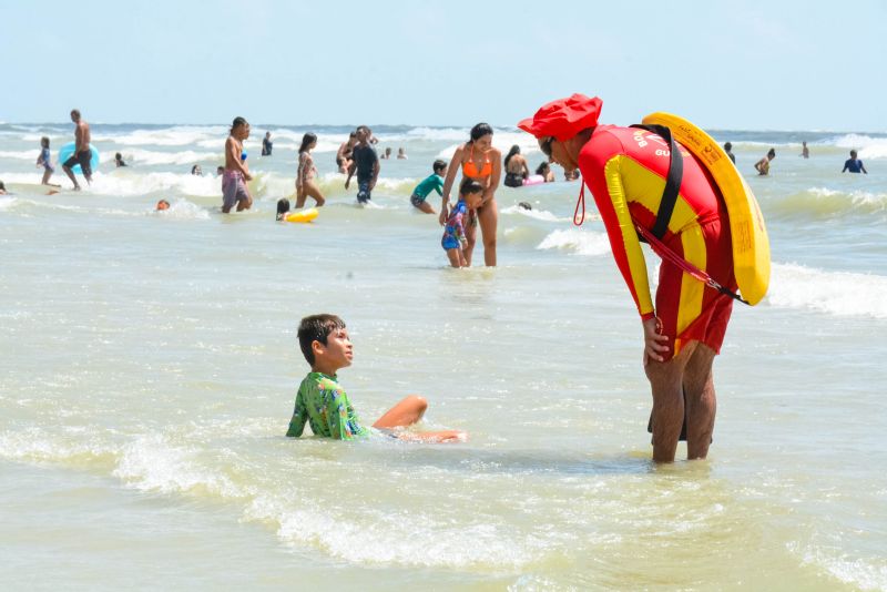 Cerca de 150 militares do Corpo de Bombeiros, atuaram, no sábado (20) e domingo (21), nas praias de Marudá, Marapanim, Outeiro e Mosqueiro, que receberam um grande público. Na ilha de Moqueiro, o trabalho foi voltado para a prevenção em áreas de grande movimentação de veranistas, concentradas nas praias do Farol, Chapéu Virado, Murumbira, Maraú e Paraíso.

FOTO: ASCOM / CBMPA
DATA: 23.07.2019
BELÉM - PARÁ <div class='credito_fotos'>Foto: ASCOM / CBMPA   |   <a href='/midias/2019/originais/5206_dsc_5345.jpg' download><i class='fa-solid fa-download'></i> Download</a></div>