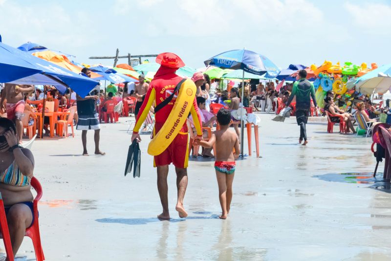 Cerca de 150 militares do Corpo de Bombeiros, atuaram, no sábado (20) e domingo (21), nas praias de Marudá, Marapanim, Outeiro e Mosqueiro, que receberam um grande público. Na ilha de Moqueiro, o trabalho foi voltado para a prevenção em áreas de grande movimentação de veranistas, concentradas nas praias do Farol, Chapéu Virado, Murumbira, Maraú e Paraíso.

FOTO: ASCOM / CBMPA
DATA: 23.07.2019
BELÉM - PARÁ <div class='credito_fotos'>Foto: ASCOM / CBMPA   |   <a href='/midias/2019/originais/5206_dsc_5367.jpg' download><i class='fa-solid fa-download'></i> Download</a></div>