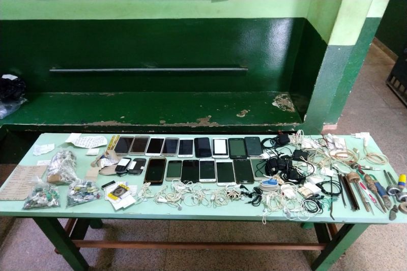 Em mais uma operação preventiva realizada pela Superintendência do Sistema Penitenciário do Estado do Pará (Susipe), 58 aparelhos celulares foram encontrados em diversas celas do Centro de Recuperação Penitenciária do Pará II (CRPP II), durante revista nesta terça-feira (23). <div class='credito_fotos'>Foto: Ascom / Policia Civil   |   <a href='/midias/2019/originais/5208_foto3.jpg' download><i class='fa-solid fa-download'></i> Download</a></div>