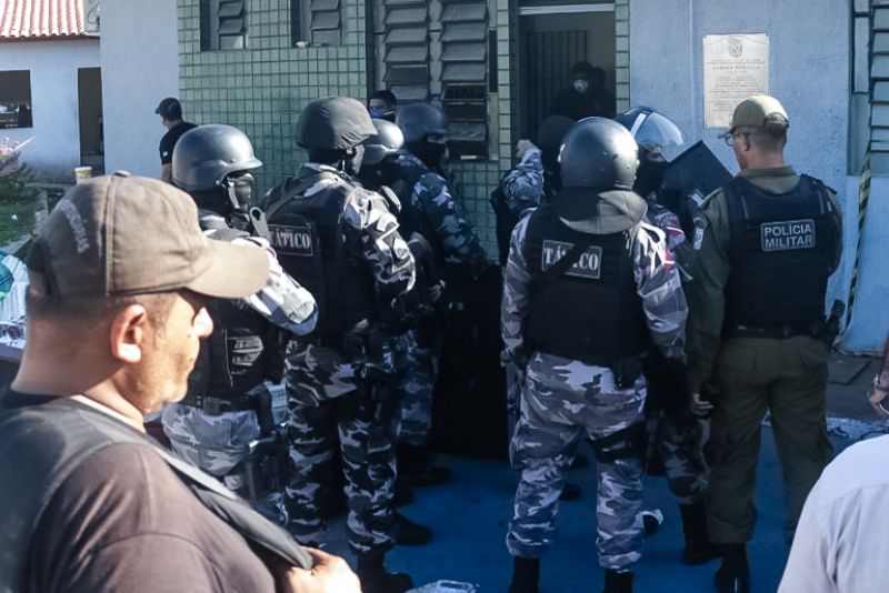 O Gabinete de Gestão da Segurança Pública do Pará determinou a transferência imediata de 46 custodiados da Superintendência do Sistema Penitenciário (Susipe) envolvidos no confronto ocorrido na manhã desta segunda-feira (29), no Centro de Recuperação Regional de Altamira (CRRA), na região oeste.

FOTO: BRUNO CECIM - AGÊNCIA PARÁ
DATA: 29.07.2019
ALTAMIRA - PARÁ <div class='credito_fotos'>Foto: Bruno Cecim / Ag.Pará   |   <a href='/midias/2019/originais/5230_photoeditor_20190729_193908526-1024x638-2.jpg' download><i class='fa-solid fa-download'></i> Download</a></div>