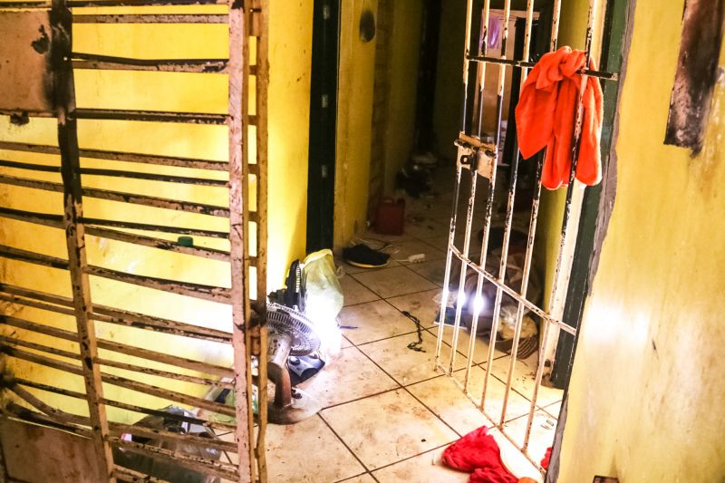 O Gabinete de Gestão da Segurança Pública do Pará determinou a transferência imediata de 46 custodiados da Superintendência do Sistema Penitenciário (Susipe) envolvidos no confronto ocorrido na manhã desta segunda-feira (29), no Centro de Recuperação Regional de Altamira (CRRA), na região oeste.

FOTO: BRUNO CECIM - AGÊNCIA PARÁ
DATA: 29.07.2019
ALTAMIRA - PARÁ <div class='credito_fotos'>Foto: Bruno Cecim / Ag.Pará   |   <a href='/midias/2019/originais/5230_photoeditor_20190729_202617764-1993x1328.jpg' download><i class='fa-solid fa-download'></i> Download</a></div>
