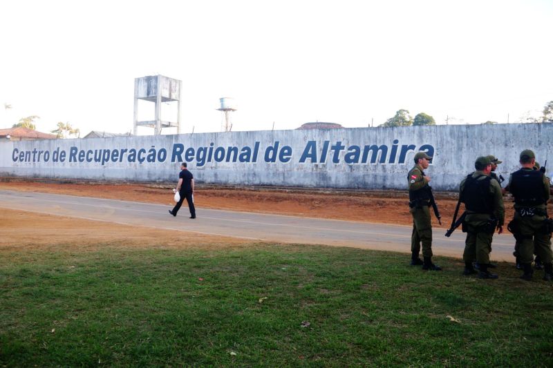 O Gabinete de Gestão da Segurança Pública do Pará determinou a transferência imediata de 46 custodiados da Superintendência do Sistema Penitenciário (Susipe) envolvidos no confronto ocorrido na manhã desta segunda-feira (29), no Centro de Recuperação Regional de Altamira (CRRA), na região oeste.

FOTO: BRUNO CECIM - AGÊNCIA PARÁ
DATA: 29.07.2019
ALTAMIRA - PARÁ <div class='credito_fotos'>Foto: Bruno Cecim / Ag.Pará   |   <a href='/midias/2019/originais/5230_photoeditor_20190729_204812925-2160x1440.jpg' download><i class='fa-solid fa-download'></i> Download</a></div>