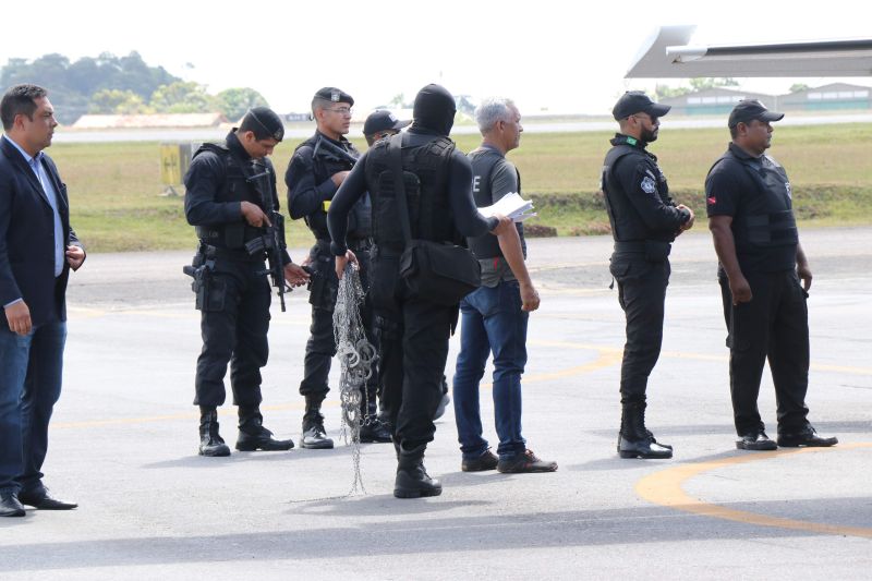 O Governo do Estado do Pará, por meio do Sistema de Segurança Pública, retomou nesta sexta-feira (2), a transferência de 26 detentos que saíram do Centro de Recuperação Regional de Altamira na última terça-feira (30). Os presos partem de Marabá logo após a conclusão das audiências de custódia e realizada a homologação das prisões preventivas dos envolvidos no inquérito que apura as mortes de quatro presos no caminhão-cela. A Polícia Civil indiciou 22 detentos pelos crimes de associação criminosa e homicídio qualificado. <div class='credito_fotos'>Foto: JADER PAES / AG. PARÁ   |   <a href='/midias/2019/originais/5242_20190802141803_img_1484.jpg' download><i class='fa-solid fa-download'></i> Download</a></div>