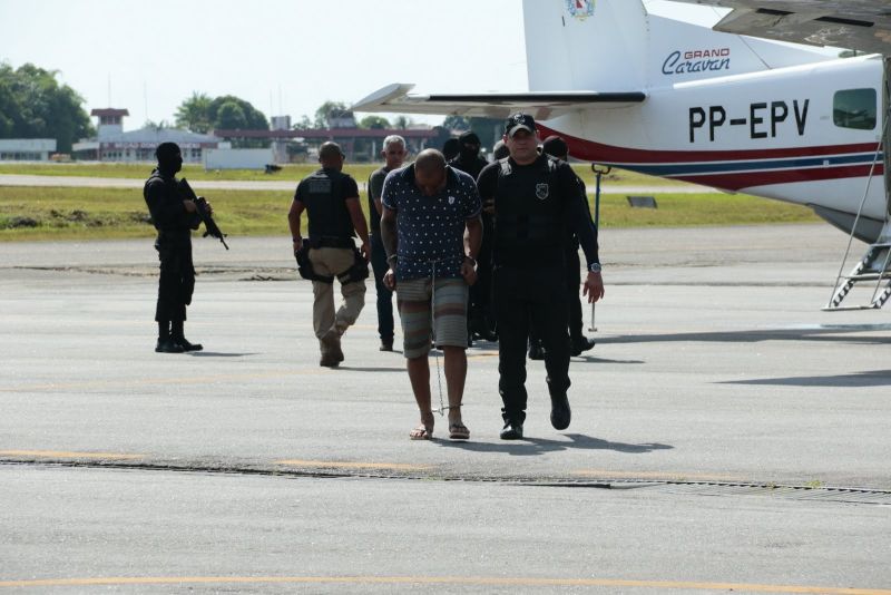 O Governo do Estado do Pará, por meio do Sistema de Segurança Pública, retomou nesta sexta-feira (2), a transferência de 26 detentos que saíram do Centro de Recuperação Regional de Altamira na última terça-feira (30). Os presos partem de Marabá logo após a conclusão das audiências de custódia e realizada a homologação das prisões preventivas dos envolvidos no inquérito que apura as mortes de quatro presos no caminhão-cela. A Polícia Civil indiciou 22 detentos pelos crimes de associação criminosa e homicídio qualificado. <div class='credito_fotos'>Foto: Ricardo Amanajás / Ag. Pará   |   <a href='/midias/2019/originais/5242_transferenciadedetentos-ricardoamanajas-agpara23.jpg' download><i class='fa-solid fa-download'></i> Download</a></div>