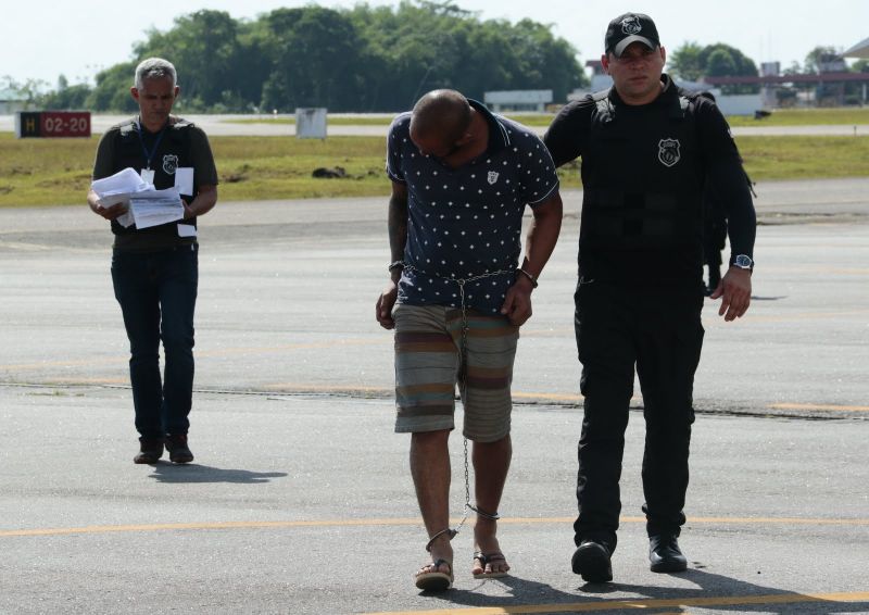 O Governo do Estado do Pará, por meio do Sistema de Segurança Pública, retomou nesta sexta-feira (2), a transferência de 26 detentos que saíram do Centro de Recuperação Regional de Altamira na última terça-feira (30). Os presos partem de Marabá logo após a conclusão das audiências de custódia e realizada a homologação das prisões preventivas dos envolvidos no inquérito que apura as mortes de quatro presos no caminhão-cela. A Polícia Civil indiciou 22 detentos pelos crimes de associação criminosa e homicídio qualificado. <div class='credito_fotos'>Foto: Ricardo Amanajás / Ag. Pará   |   <a href='/midias/2019/originais/5242_transferenciadedetentos-ricardoamanajas-agpara24.jpg' download><i class='fa-solid fa-download'></i> Download</a></div>