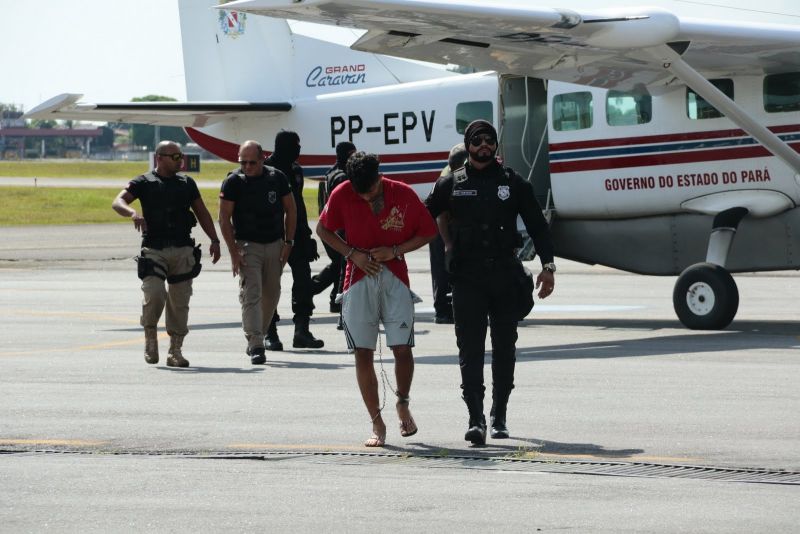 O Governo do Estado do Pará, por meio do Sistema de Segurança Pública, retomou nesta sexta-feira (2), a transferência de 26 detentos que saíram do Centro de Recuperação Regional de Altamira na última terça-feira (30). Os presos partem de Marabá logo após a conclusão das audiências de custódia e realizada a homologação das prisões preventivas dos envolvidos no inquérito que apura as mortes de quatro presos no caminhão-cela. A Polícia Civil indiciou 22 detentos pelos crimes de associação criminosa e homicídio qualificado. <div class='credito_fotos'>Foto: Ricardo Amanajás / Ag. Pará   |   <a href='/midias/2019/originais/5242_transferenciadedetentos-ricardoamanajas-agpara27.jpg' download><i class='fa-solid fa-download'></i> Download</a></div>