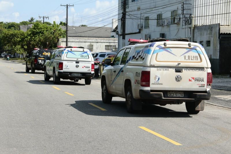 O Governo do Estado do Pará, por meio do Sistema de Segurança Pública, retomou nesta sexta-feira (2), a transferência de 26 detentos que saíram do Centro de Recuperação Regional de Altamira na última terça-feira (30). Os presos partem de Marabá logo após a conclusão das audiências de custódia e realizada a homologação das prisões preventivas dos envolvidos no inquérito que apura as mortes de quatro presos no caminhão-cela. A Polícia Civil indiciou 22 detentos pelos crimes de associação criminosa e homicídio qualificado. <div class='credito_fotos'>Foto: Ricardo Amanajás / Ag. Pará   |   <a href='/midias/2019/originais/5242_transferenciadedetentos-ricardoamanajas-agpara40.jpg' download><i class='fa-solid fa-download'></i> Download</a></div>