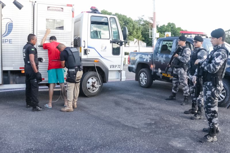 O Governo do Estado do Pará, por meio do Sistema de Segurança Pública, retomou nesta sexta-feira (2), a transferência de 26 detentos que saíram do Centro de Recuperação Regional de Altamira na última terça-feira (30). Os presos partem de Marabá logo após a conclusão das audiências de custódia e realizada a homologação das prisões preventivas dos envolvidos no inquérito que apura as mortes de quatro presos no caminhão-cela. A Polícia Civil indiciou 22 detentos pelos crimes de associação criminosa e homicídio qualificado. <div class='credito_fotos'>Foto: Bruno Cecim / Ag.Pará   |   <a href='/midias/2019/originais/5242_trasfdepresosdemarabaparabelem-brunocecim-agpara5.jpg' download><i class='fa-solid fa-download'></i> Download</a></div>