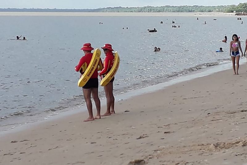 Praia tranquila, com poucos frequentadores, foi o cenário desta sexta-feira (2), às vésperas do encerramento da Operação Verão na Ilha de Caratateua, no Distrito de Outeiro, pertencente a Belém. Os guarda-vidas atuaram nas praias com equipes de socorristas e apoio logístico de viaturas, em pontos estratégicos. <div class='credito_fotos'>Foto: ASCOM / CBMPA   |   <a href='/midias/2019/originais/5243_foto1.jpg' download><i class='fa-solid fa-download'></i> Download</a></div>