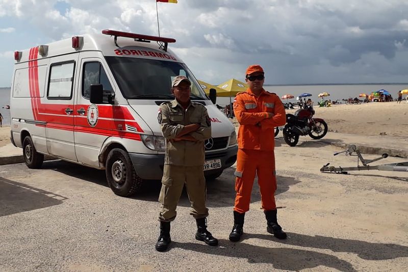 Praia tranquila, com poucos frequentadores, foi o cenário desta sexta-feira (2), às vésperas do encerramento da Operação Verão na Ilha de Caratateua, no Distrito de Outeiro, pertencente a Belém. Os guarda-vidas atuaram nas praias com equipes de socorristas e apoio logístico de viaturas, em pontos estratégicos. <div class='credito_fotos'>Foto: ASCOM / CBMPA   |   <a href='/midias/2019/originais/5243_foto5.jpg' download><i class='fa-solid fa-download'></i> Download</a></div>