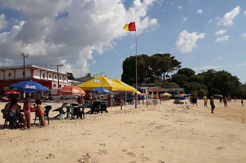 Praia tranquila, com poucos frequentadores, foi o cenário desta sexta-feira (2), às vésperas do encerramento da Operação Verão na Ilha de Caratateua, no Distrito de Outeiro, pertencente a Belém. Os guarda-vidas atuaram nas praias com equipes de socorristas e apoio logístico de viaturas, em pontos estratégicos. <div class='credito_fotos'>Foto: ASCOM / CBMPA   |   <a href='/midias/2019/originais/5243_foto6.jpg' download><i class='fa-solid fa-download'></i> Download</a></div>