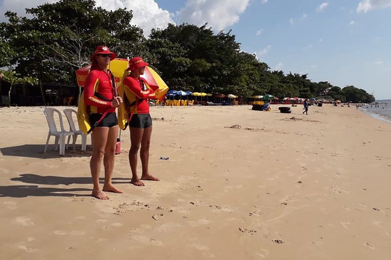 Praia tranquila, com poucos frequentadores, foi o cenário desta sexta-feira (2), às vésperas do encerramento da Operação Verão na Ilha de Caratateua, no Distrito de Outeiro, pertencente a Belém. Os guarda-vidas atuaram nas praias com equipes de socorristas e apoio logístico de viaturas, em pontos estratégicos. <div class='credito_fotos'>Foto: ASCOM / CBMPA   |   <a href='/midias/2019/originais/5243_foto7.jpg' download><i class='fa-solid fa-download'></i> Download</a></div>