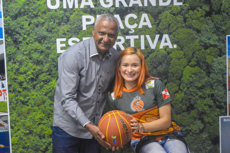 A Secretaria de Estado de Esporte e Lazer (Seel) entregou, nesta segunda-feira (5), cinco cadeiras de rodas para as jogadoras Adrienne Oliveira, Vileide Brito, Cleonete Nazaré, Débora Costa e Perla dos Santos, de basquete sobre rodas. Os novos equipamentos servirão para as paratletas, que fazem parte da Seleção Brasileira, competirem nos jogos Parapan-Americanos, em Lima, no Peru, no período de 23 a 31 de agosto. <div class='credito_fotos'>Foto: ASCOM / SEEL   |   <a href='/midias/2019/originais/5251_adrienne.jpg' download><i class='fa-solid fa-download'></i> Download</a></div>