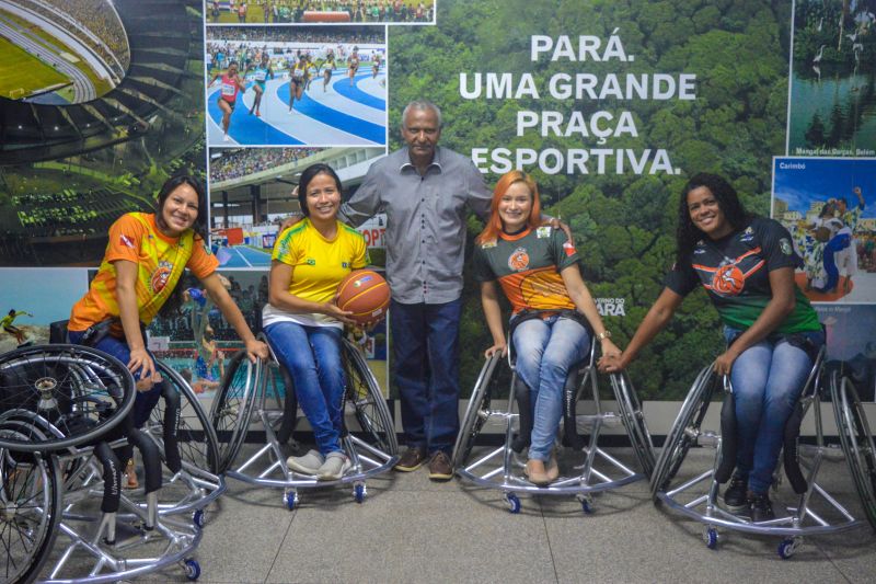 A Secretaria de Estado de Esporte e Lazer (Seel) entregou, nesta segunda-feira (5), cinco cadeiras de rodas para as jogadoras Adrienne Oliveira, Vileide Brito, Cleonete Nazaré, Débora Costa e Perla dos Santos, de basquete sobre rodas. Os novos equipamentos servirão para as paratletas, que fazem parte da Seleção Brasileira, competirem nos jogos Parapan-Americanos, em Lima, no Peru, no período de 23 a 31 de agosto. <div class='credito_fotos'>Foto: ASCOM / SEEL   |   <a href='/midias/2019/originais/5251_dsc_2540.jpg' download><i class='fa-solid fa-download'></i> Download</a></div>