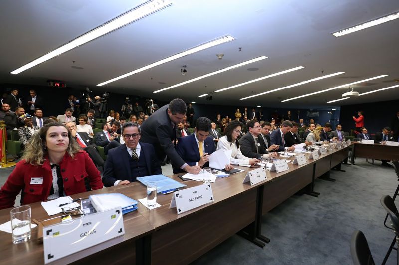 Em nova audiência de conciliação no Supremo Tribunal Federal (STF), em Brasília (DF), na tarde desta segunda, 5, sobre os repasses da Lei Kandir, o governador Helder Barbalho solicitou à União a possibilidade de partilha advinda do pagamento da cessão onerosa para quitar o montante correspondente ao ano de 2019. A legislação debatida prevê a compensação ao Estado pelo Imposto sobre Circulação de Mercadorias e Serviços (ICMS) não arrecadado em consequência da desoneração das exportações. <div class='credito_fotos'>Foto: Jailson Sam / Divulgação   |   <a href='/midias/2019/originais/5255_806624244_222020.jpg' download><i class='fa-solid fa-download'></i> Download</a></div>