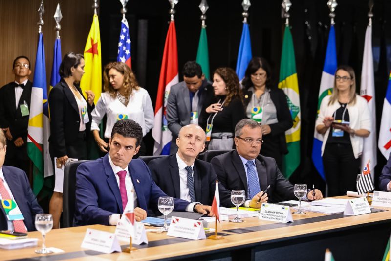 O presidente do Senado Federal, Davi Alcolumbre, garantiu ao governador Helder Barbalho, atual presidente do Fórum Nacional de Governadores, que tão logo o texto da reforma da Previdência chegue ao plenário, oriundo da Câmara dos Deputados, será posta em discussão a reinclusão de estados e municípios. O anúncio foi feito na tarde desta terça-feira (06), durante a 6ª reunião do grupo de trabalho, em Brasília (DF). <div class='credito_fotos'>Foto: Jailson Sam / Divulgação   |   <a href='/midias/2019/originais/5260_107732641_8975.jpg' download><i class='fa-solid fa-download'></i> Download</a></div>