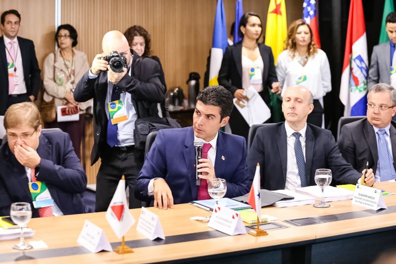 O presidente do Senado Federal, Davi Alcolumbre, garantiu ao governador Helder Barbalho, atual presidente do Fórum Nacional de Governadores, que tão logo o texto da reforma da Previdência chegue ao plenário, oriundo da Câmara dos Deputados, será posta em discussão a reinclusão de estados e municípios. O anúncio foi feito na tarde desta terça-feira (06), durante a 6ª reunião do grupo de trabalho, em Brasília (DF). <div class='credito_fotos'>Foto: Jailson Sam / Divulgação   |   <a href='/midias/2019/originais/5260_107736173_8338.jpg' download><i class='fa-solid fa-download'></i> Download</a></div>