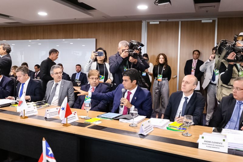 O presidente do Senado Federal, Davi Alcolumbre, garantiu ao governador Helder Barbalho, atual presidente do Fórum Nacional de Governadores, que tão logo o texto da reforma da Previdência chegue ao plenário, oriundo da Câmara dos Deputados, será posta em discussão a reinclusão de estados e municípios. O anúncio foi feito na tarde desta terça-feira (06), durante a 6ª reunião do grupo de trabalho, em Brasília (DF). <div class='credito_fotos'>Foto: Jailson Sam / Divulgação   |   <a href='/midias/2019/originais/5260_107740614_8041.jpg' download><i class='fa-solid fa-download'></i> Download</a></div>