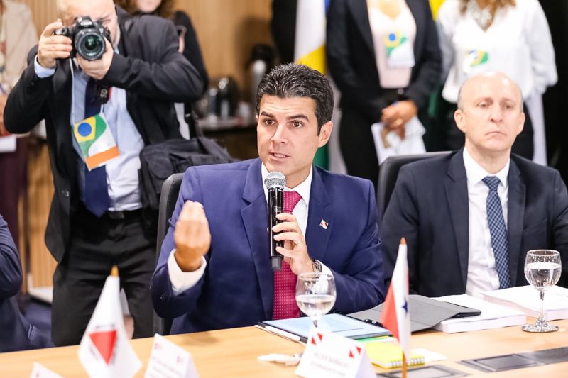 O presidente do Senado Federal, Davi Alcolumbre, garantiu ao governador Helder Barbalho, atual presidente do Fórum Nacional de Governadores, que tão logo o texto da reforma da Previdência chegue ao plenário, oriundo da Câmara dos Deputados, será posta em discussão a reinclusão de estados e municípios. O anúncio foi feito na tarde desta terça-feira (06), durante a 6ª reunião do grupo de trabalho, em Brasília (DF). <div class='credito_fotos'>Foto: Jailson Sam / Divulgação   |   <a href='/midias/2019/originais/5260_107740812_8106.jpg' download><i class='fa-solid fa-download'></i> Download</a></div>