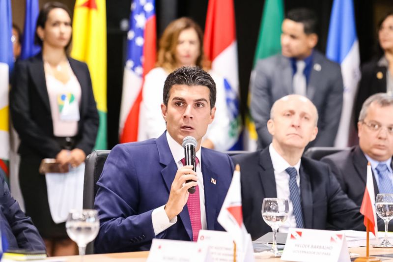 O presidente do Senado Federal, Davi Alcolumbre, garantiu ao governador Helder Barbalho, atual presidente do Fórum Nacional de Governadores, que tão logo o texto da reforma da Previdência chegue ao plenário, oriundo da Câmara dos Deputados, será posta em discussão a reinclusão de estados e municípios. O anúncio foi feito na tarde desta terça-feira (06), durante a 6ª reunião do grupo de trabalho, em Brasília (DF). <div class='credito_fotos'>Foto: Jailson Sam / Divulgação   |   <a href='/midias/2019/originais/5260_107740879_8164.jpg' download><i class='fa-solid fa-download'></i> Download</a></div>