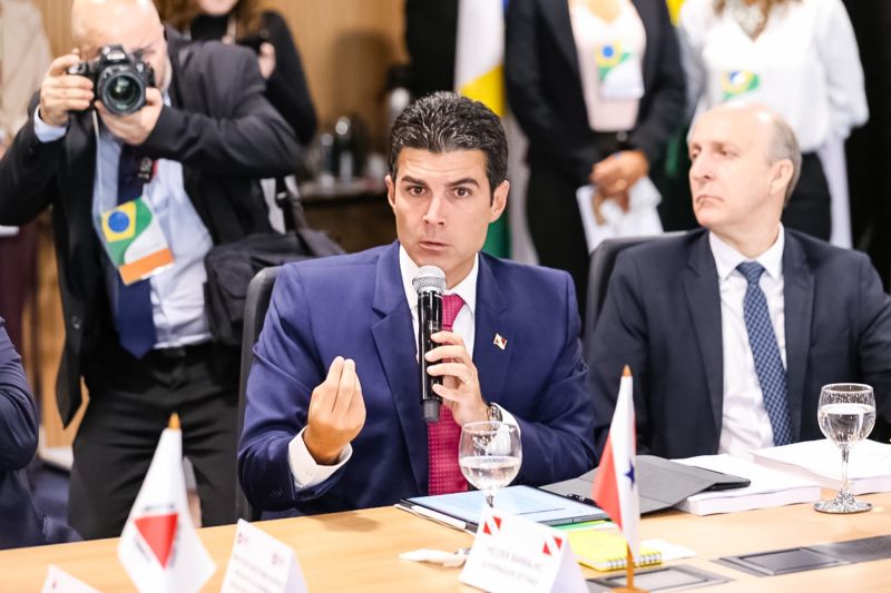 O presidente do Senado Federal, Davi Alcolumbre, garantiu ao governador Helder Barbalho, atual presidente do Fórum Nacional de Governadores, que tão logo o texto da reforma da Previdência chegue ao plenário, oriundo da Câmara dos Deputados, será posta em discussão a reinclusão de estados e municípios. O anúncio foi feito na tarde desta terça-feira (06), durante a 6ª reunião do grupo de trabalho, em Brasília (DF). <div class='credito_fotos'>Foto: Jailson Sam / Divulgação   |   <a href='/midias/2019/originais/5260_806010634_329141.jpg' download><i class='fa-solid fa-download'></i> Download</a></div>