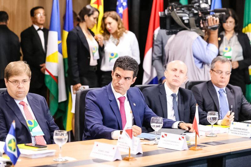 O presidente do Senado Federal, Davi Alcolumbre, garantiu ao governador Helder Barbalho, atual presidente do Fórum Nacional de Governadores, que tão logo o texto da reforma da Previdência chegue ao plenário, oriundo da Câmara dos Deputados, será posta em discussão a reinclusão de estados e municípios. O anúncio foi feito na tarde desta terça-feira (06), durante a 6ª reunião do grupo de trabalho, em Brasília (DF). <div class='credito_fotos'>Foto: Jailson Sam / Divulgação   |   <a href='/midias/2019/originais/5260_806021199_308605.jpg' download><i class='fa-solid fa-download'></i> Download</a></div>