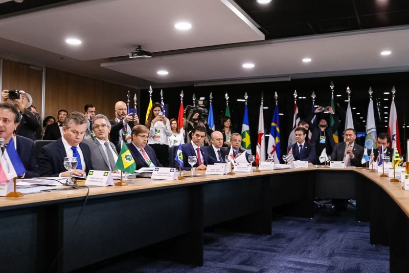 O presidente do Senado Federal, Davi Alcolumbre, garantiu ao governador Helder Barbalho, atual presidente do Fórum Nacional de Governadores, que tão logo o texto da reforma da Previdência chegue ao plenário, oriundo da Câmara dos Deputados, será posta em discussão a reinclusão de estados e municípios. O anúncio foi feito na tarde desta terça-feira (06), durante a 6ª reunião do grupo de trabalho, em Brasília (DF). <div class='credito_fotos'>Foto: Jailson Sam / Divulgação   |   <a href='/midias/2019/originais/5260_806021215_311392.jpg' download><i class='fa-solid fa-download'></i> Download</a></div>