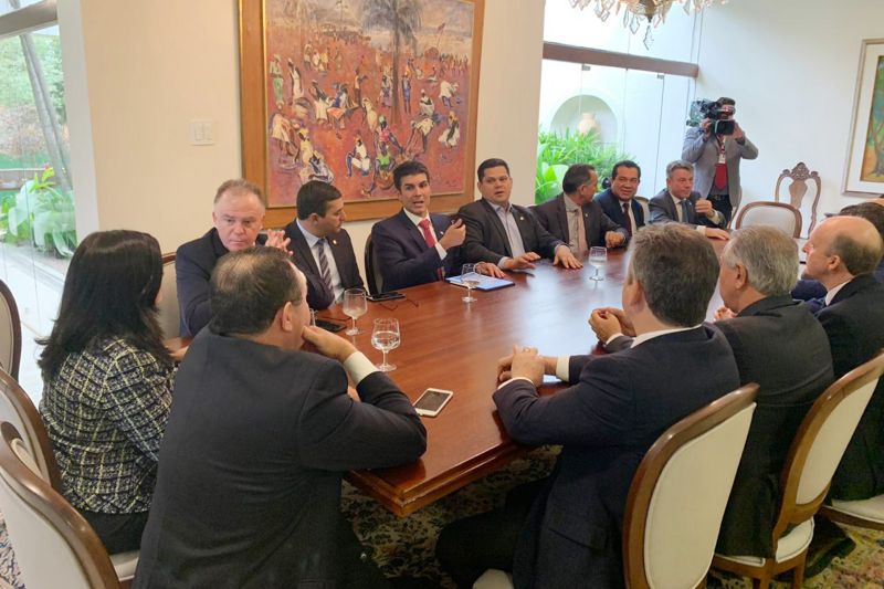 O presidente do Senado Federal, Davi Alcolumbre, garantiu ao governador Helder Barbalho, atual presidente do Fórum Nacional de Governadores, que tão logo o texto da reforma da Previdência chegue ao plenário, oriundo da Câmara dos Deputados, será posta em discussão a reinclusão de estados e municípios. O anúncio foi feito na tarde desta terça-feira (06), durante a 6ª reunião do grupo de trabalho, em Brasília (DF). <div class='credito_fotos'>Foto: Jailson Sam / Divulgação   |   <a href='/midias/2019/originais/5260_whatsappimage2019-08-06at15.46.59.jpg' download><i class='fa-solid fa-download'></i> Download</a></div>