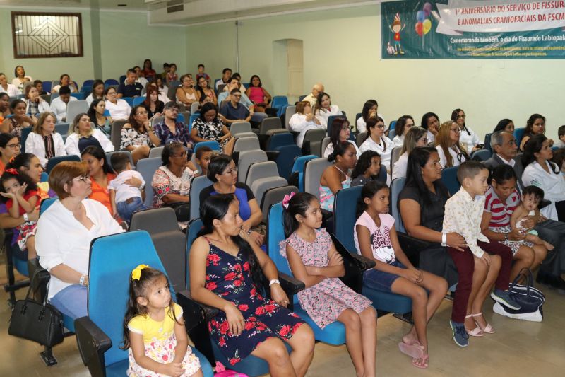 A equipe que atua no Serviço de Fissurados da Fundação Santa Casa realizou, hoje, no auditório da Instituição, uma série de eventos para marcar o trabalho de um ano em benefício dos usuários. O ato contou com a presença da direção do Hospital e dos deputados Raimundo Santos e Jacques Neves. Durante a abertura do evento, a médica Cintia Martins, cirurgiã plástica, uma das coordenadoras do projeto, fez questão de agradecer pela equipe de qualidade que realiza o serviço.  <div class='credito_fotos'>Foto: ASCOM / SANTA CASA   |   <a href='/midias/2019/originais/5262_anivers_fissuradosselect20.jpg' download><i class='fa-solid fa-download'></i> Download</a></div>