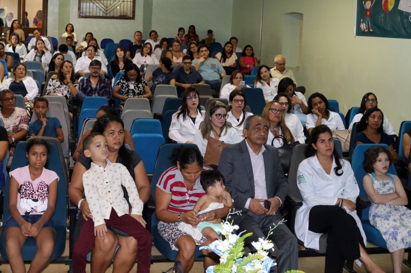 A equipe que atua no Serviço de Fissurados da Fundação Santa Casa realizou, hoje, no auditório da Instituição, uma série de eventos para marcar o trabalho de um ano em benefício dos usuários. O ato contou com a presença da direção do Hospital e dos deputados Raimundo Santos e Jacques Neves. Durante a abertura do evento, a médica Cintia Martins, cirurgiã plástica, uma das coordenadoras do projeto, fez questão de agradecer pela equipe de qualidade que realiza o serviço.  <div class='credito_fotos'>Foto: ASCOM / SANTA CASA   |   <a href='/midias/2019/originais/5262_anivers_fissuradosselect21.jpg' download><i class='fa-solid fa-download'></i> Download</a></div>