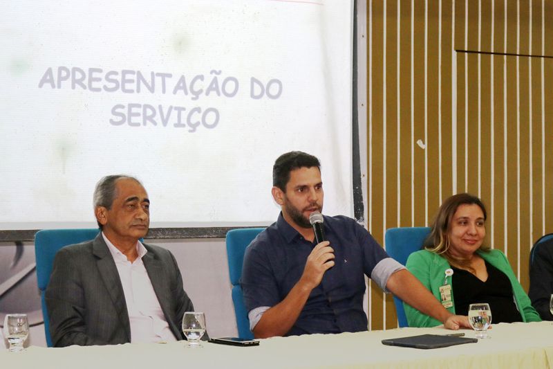 A equipe que atua no Serviço de Fissurados da Fundação Santa Casa realizou, hoje, no auditório da Instituição, uma série de eventos para marcar o trabalho de um ano em benefício dos usuários. O ato contou com a presença da direção do Hospital e dos deputados Raimundo Santos e Jacques Neves. Durante a abertura do evento, a médica Cintia Martins, cirurgiã plástica, uma das coordenadoras do projeto, fez questão de agradecer pela equipe de qualidade que realiza o serviço.  <div class='credito_fotos'>Foto: ASCOM / SANTA CASA   |   <a href='/midias/2019/originais/5262_anivers_fissuradosselect3.jpg' download><i class='fa-solid fa-download'></i> Download</a></div>