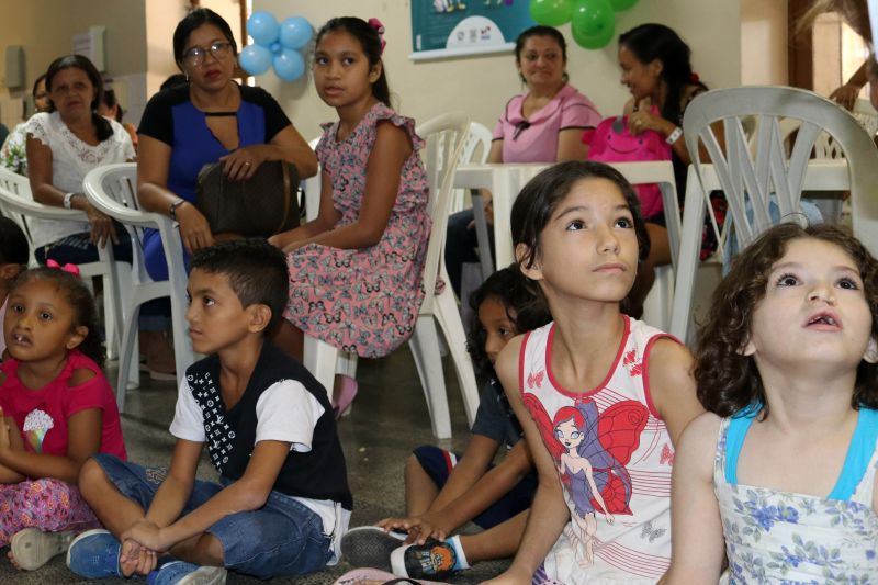 A equipe que atua no Serviço de Fissurados da Fundação Santa Casa realizou, hoje, no auditório da Instituição, uma série de eventos para marcar o trabalho de um ano em benefício dos usuários. O ato contou com a presença da direção do Hospital e dos deputados Raimundo Santos e Jacques Neves. Durante a abertura do evento, a médica Cintia Martins, cirurgiã plástica, uma das coordenadoras do projeto, fez questão de agradecer pela equipe de qualidade que realiza o serviço.  <div class='credito_fotos'>Foto: ASCOM / SANTA CASA   |   <a href='/midias/2019/originais/5262_anivers_fissuradosselect38.jpg' download><i class='fa-solid fa-download'></i> Download</a></div>