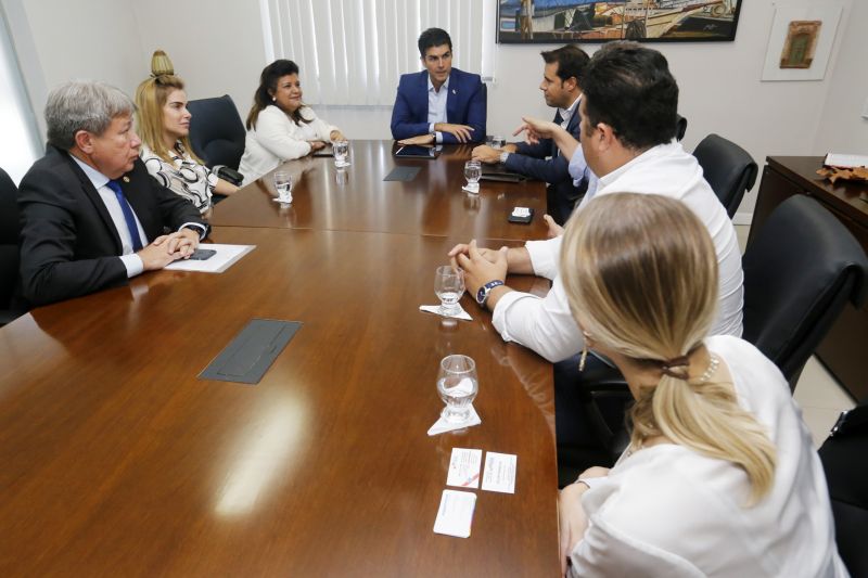 O governador do Estado, Helder Barbalho, reuniu-se com a presidente do Magazine Luiza, Luiza Trajano, e diretores da rede, que está se instalando no Pará e deve gerar, até o final de 2020, cerca de dois mil empregos diretos em todo o Estado. No encontro, realizado na tarde desta quarta-feira (7), no Palácio do Governo, em Belém, os executivos fizeram questão de agradecer ao governo por todo o apoio e celeridade nos trâmites para abertura das lojas e manifestaram, também, a intenção de fortalecer os fornecedores locais. <div class='credito_fotos'>Foto: Marcelo Seabra / Ag. Pará   |   <a href='/midias/2019/originais/5263_20190807155258__mg_1541.jpg' download><i class='fa-solid fa-download'></i> Download</a></div>