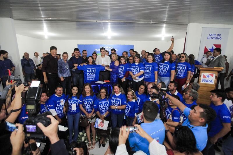 O município de Breves, na região do Marajó, sediou, na manhã desta quinta-feira (8), o Ato de Instação da terceira edição do programa Governo Por Todo o Pará. A cerimônia ocorreu no auditório do Centro de Educação Profissional (Cedep) e contou com a presença do governador Helder Barbalho e de seu vice, Lúcio Vale; do prefeito de Breves, Antônio Augusto; secretários estaduais, deputados estaduais, vereadores, prefeitos, vices-prefeitos e lideranças comunitárias de diversas cidades do arquipélago. Na ocasião, o chefe do Executivo estadual anunciou uma série de medidas que irão beneficiar a população marajoara. <div class='credito_fotos'>Foto: Maycon Nunes / Ag. Pará   |   <a href='/midias/2019/originais/5266_assinaturas_dentro_maycon025.jpg' download><i class='fa-solid fa-download'></i> Download</a></div>