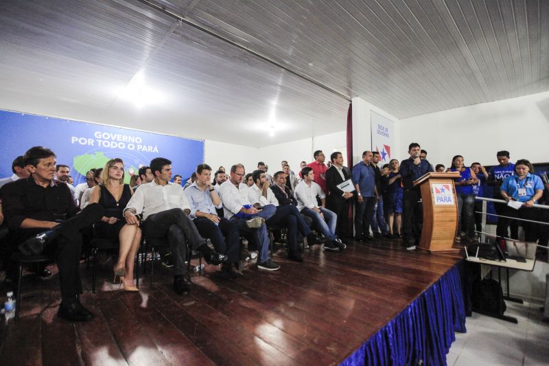 O município de Breves, na região do Marajó, sediou, na manhã desta quinta-feira (8), o Ato de Instação da terceira edição do programa Governo Por Todo o Pará. A cerimônia ocorreu no auditório do Centro de Educação Profissional (Cedep) e contou com a presença do governador Helder Barbalho e de seu vice, Lúcio Vale; do prefeito de Breves, Antônio Augusto; secretários estaduais, deputados estaduais, vereadores, prefeitos, vices-prefeitos e lideranças comunitárias de diversas cidades do arquipélago. Na ocasião, o chefe do Executivo estadual anunciou uma série de medidas que irão beneficiar a população marajoara. <div class='credito_fotos'>Foto: Maycon Nunes / Ag. Pará   |   <a href='/midias/2019/originais/5266_assinaturas_dentro_maycon026.jpg' download><i class='fa-solid fa-download'></i> Download</a></div>