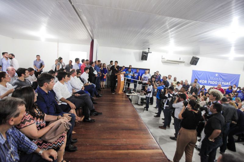 O município de Breves, na região do Marajó, sediou, na manhã desta quinta-feira (8), o Ato de Instação da terceira edição do programa Governo Por Todo o Pará. A cerimônia ocorreu no auditório do Centro de Educação Profissional (Cedep) e contou com a presença do governador Helder Barbalho e de seu vice, Lúcio Vale; do prefeito de Breves, Antônio Augusto; secretários estaduais, deputados estaduais, vereadores, prefeitos, vices-prefeitos e lideranças comunitárias de diversas cidades do arquipélago. Na ocasião, o chefe do Executivo estadual anunciou uma série de medidas que irão beneficiar a população marajoara. <div class='credito_fotos'>Foto: Maycon Nunes / Ag. Pará   |   <a href='/midias/2019/originais/5266_assinaturas_dentro_maycon028.jpg' download><i class='fa-solid fa-download'></i> Download</a></div>